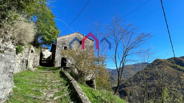 casa indipendente in vendita a Bagni di Lucca in zona Lucchio
