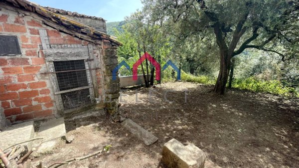 casa indipendente in vendita a Bagni di Lucca in zona Benabbio