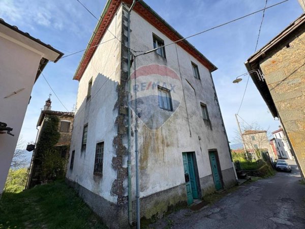 casa indipendente in vendita a Bagni di Lucca