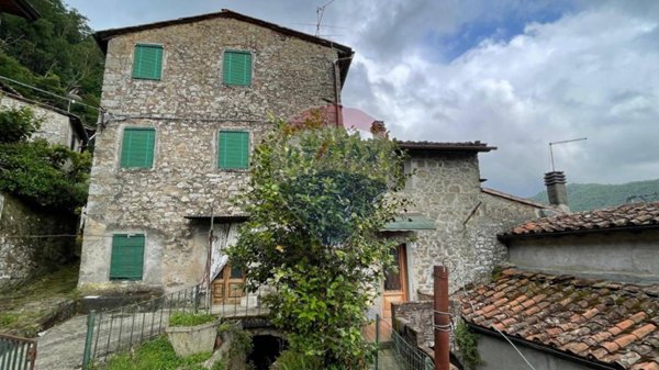casa indipendente in vendita a Bagni di Lucca in zona Benabbio