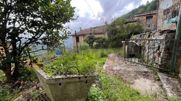 casa indipendente in vendita a Bagni di Lucca in zona Benabbio