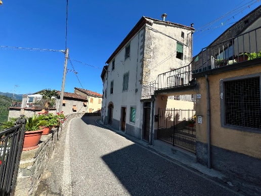 casa indipendente in vendita a Bagni di Lucca in zona Benabbio