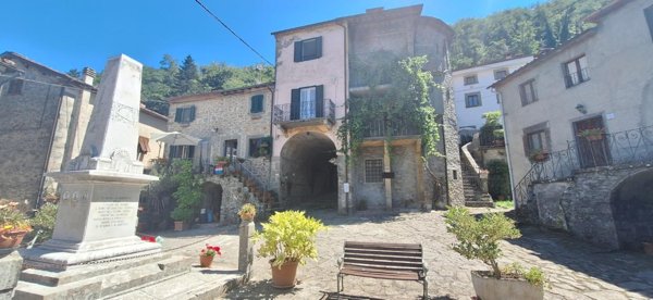 casa indipendente in vendita a Bagni di Lucca