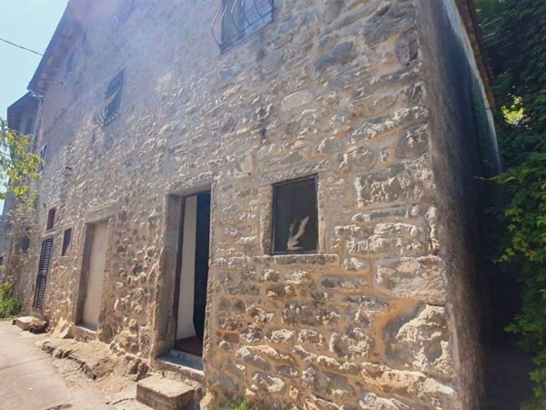 casa indipendente in vendita a Bagni di Lucca