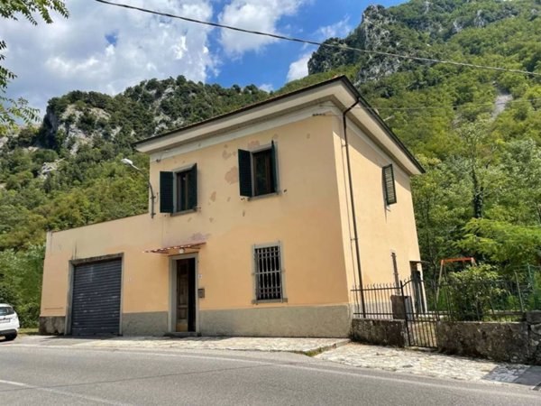 casa indipendente in vendita a Bagni di Lucca