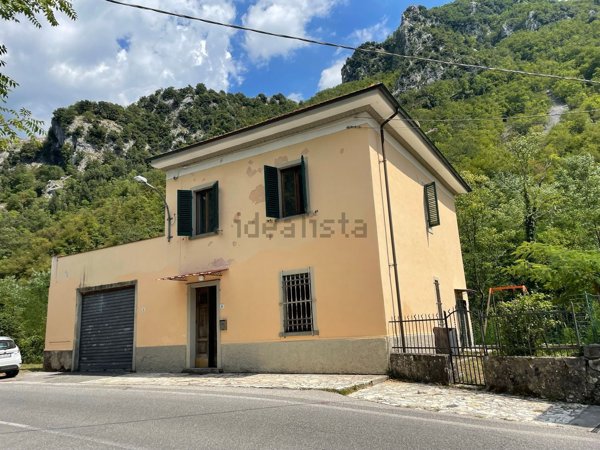 casa indipendente in vendita a Bagni di Lucca