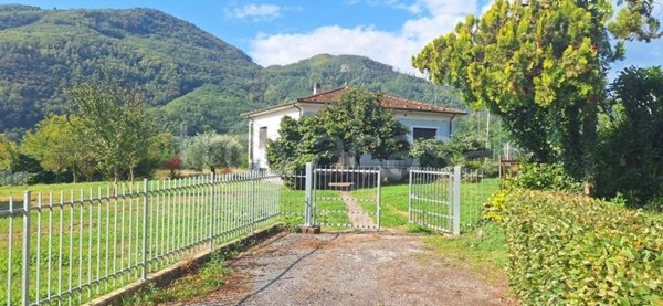 casa indipendente in vendita a Bagni di Lucca in zona Fornoli