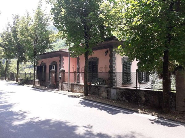 casa indipendente in vendita a Bagni di Lucca