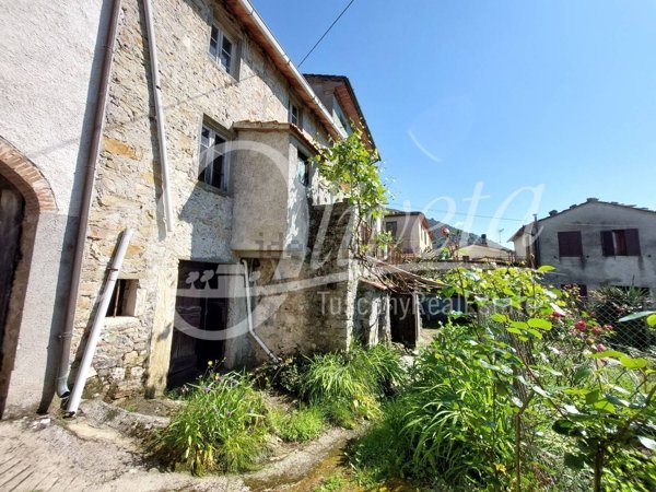 casa indipendente in vendita a Bagni di Lucca