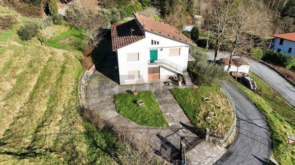 casa indipendente in vendita a Bagni di Lucca in zona Cocciglia