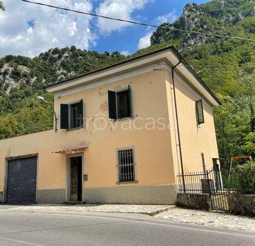 casa indipendente in vendita a Bagni di Lucca