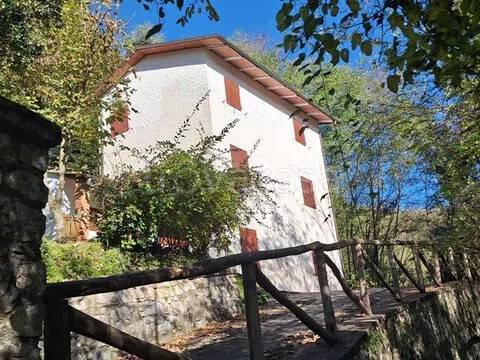 casa indipendente in vendita a Bagni di Lucca