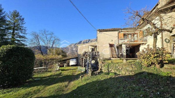 casa indipendente in vendita a Bagni di Lucca in zona Casabasciana