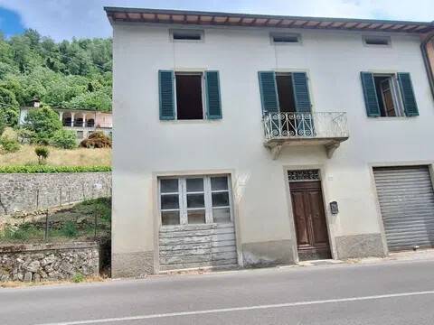 casa indipendente in vendita a Bagni di Lucca