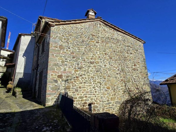 casa indipendente in vendita a Bagni di Lucca in zona Lugliano