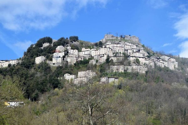 casa indipendente in vendita a Bagni di Lucca in zona Lucchio