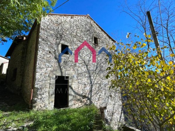 casa indipendente in vendita a Bagni di Lucca in zona Lucchio