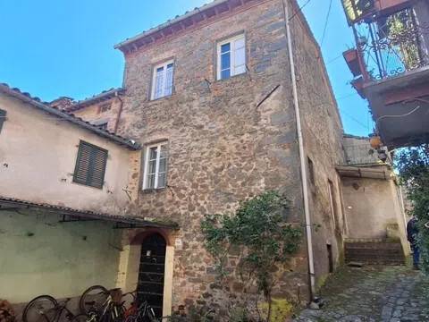 casa indipendente in vendita a Bagni di Lucca