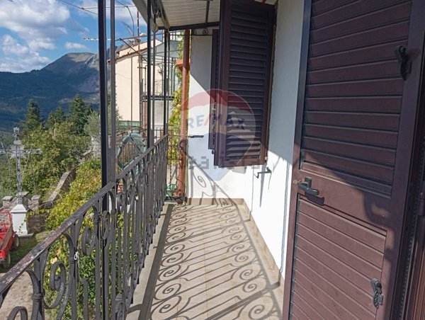 casa indipendente in vendita a Bagni di Lucca in zona Casabasciana