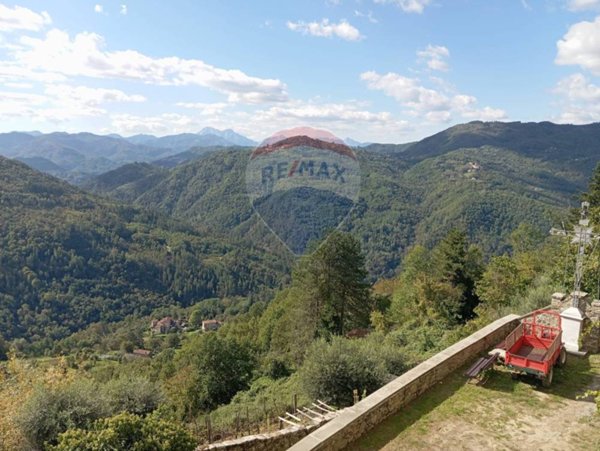 casa indipendente in vendita a Bagni di Lucca in zona Casabasciana
