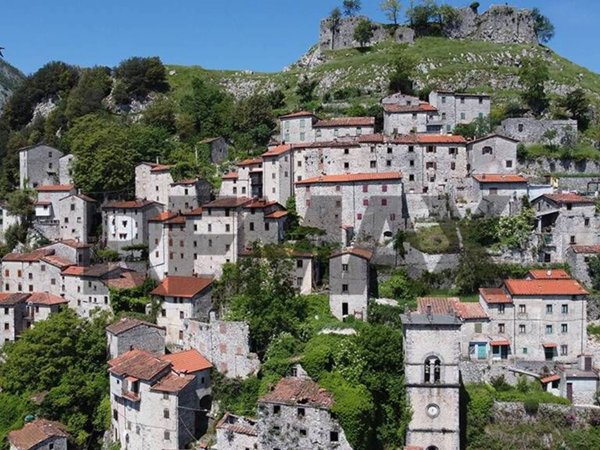 casa indipendente in vendita a Bagni di Lucca in zona Lucchio