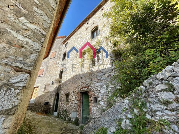 casa indipendente in vendita a Bagni di Lucca in zona Lucchio