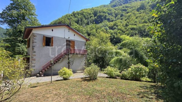 casa indipendente in vendita a Bagni di Lucca in zona Lucchio