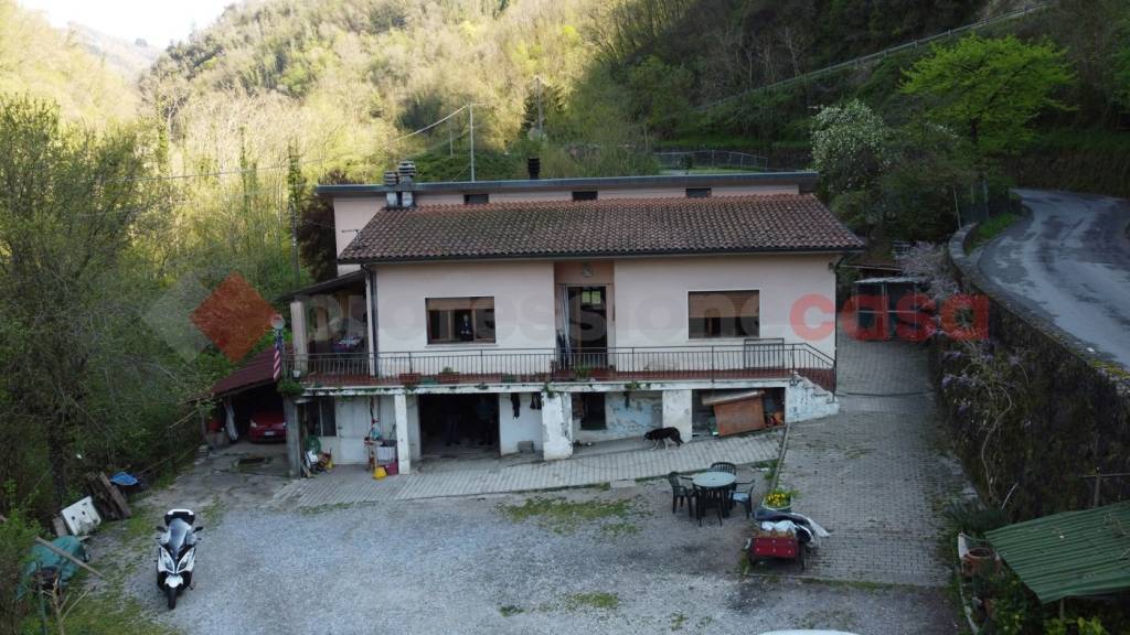 casa indipendente in vendita a Bagni di Lucca in zona Bagni Caldi