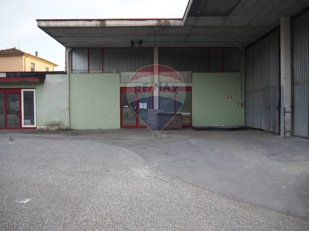 locale commerciale in vendita a Barga in zona San Pietro in Campo