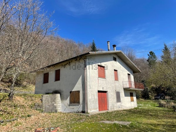 casa indipendente in vendita a Barga in zona Albiano