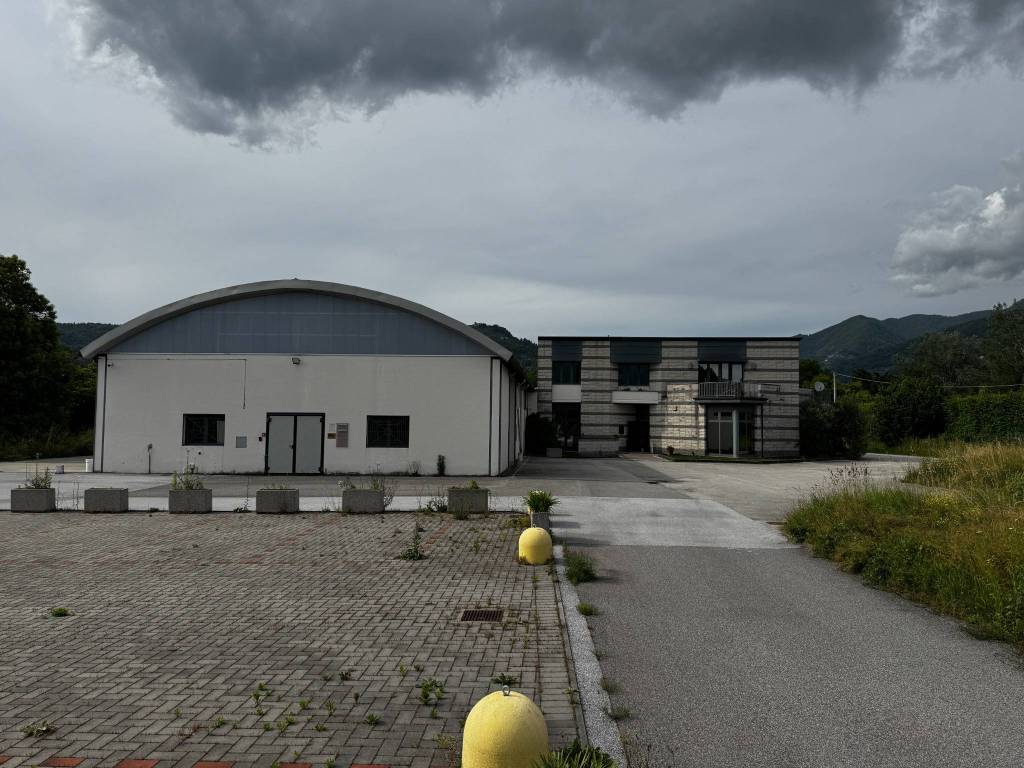 locale commerciale in vendita a Barga in zona San Pietro in Campo