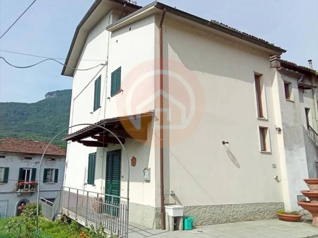 casa indipendente in vendita a Barga in zona Ponte all'Ania
