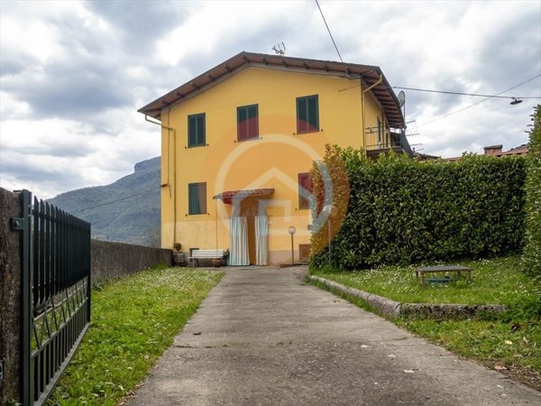 casa indipendente in vendita a Barga in zona Loppia