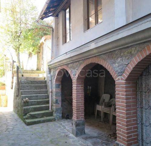 casa indipendente in vendita a Barga in zona Mologno