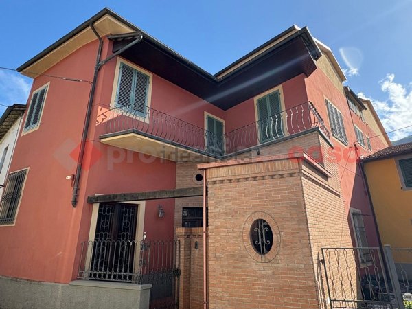 casa indipendente in vendita a Barga in zona Fornaci di Barga