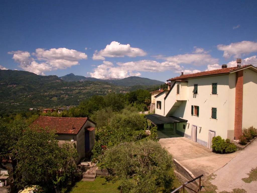 casa indipendente in vendita a Barga in zona Albiano