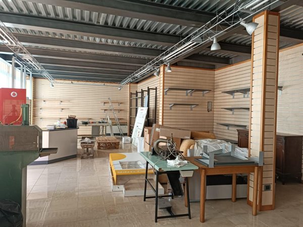 locale commerciale in vendita a Barga in zona Fornaci di Barga