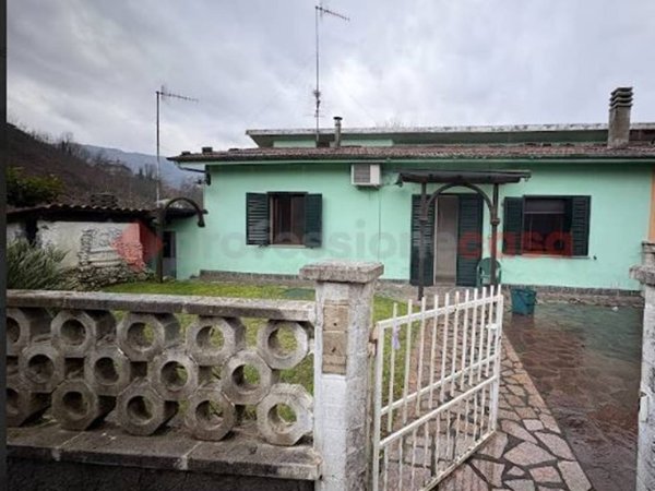 casa indipendente in vendita a Barga in zona Ponte all'Ania
