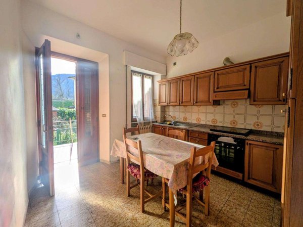 intera palazzina in vendita a Barga in zona Ponte all'Ania