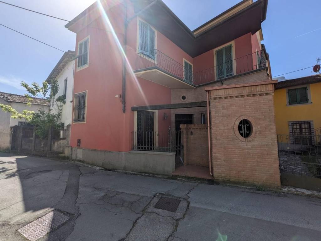 intera palazzina in vendita a Barga in zona Fornaci di Barga
