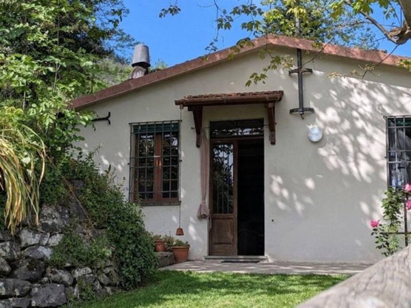casa indipendente in vendita a Barga in zona Albiano