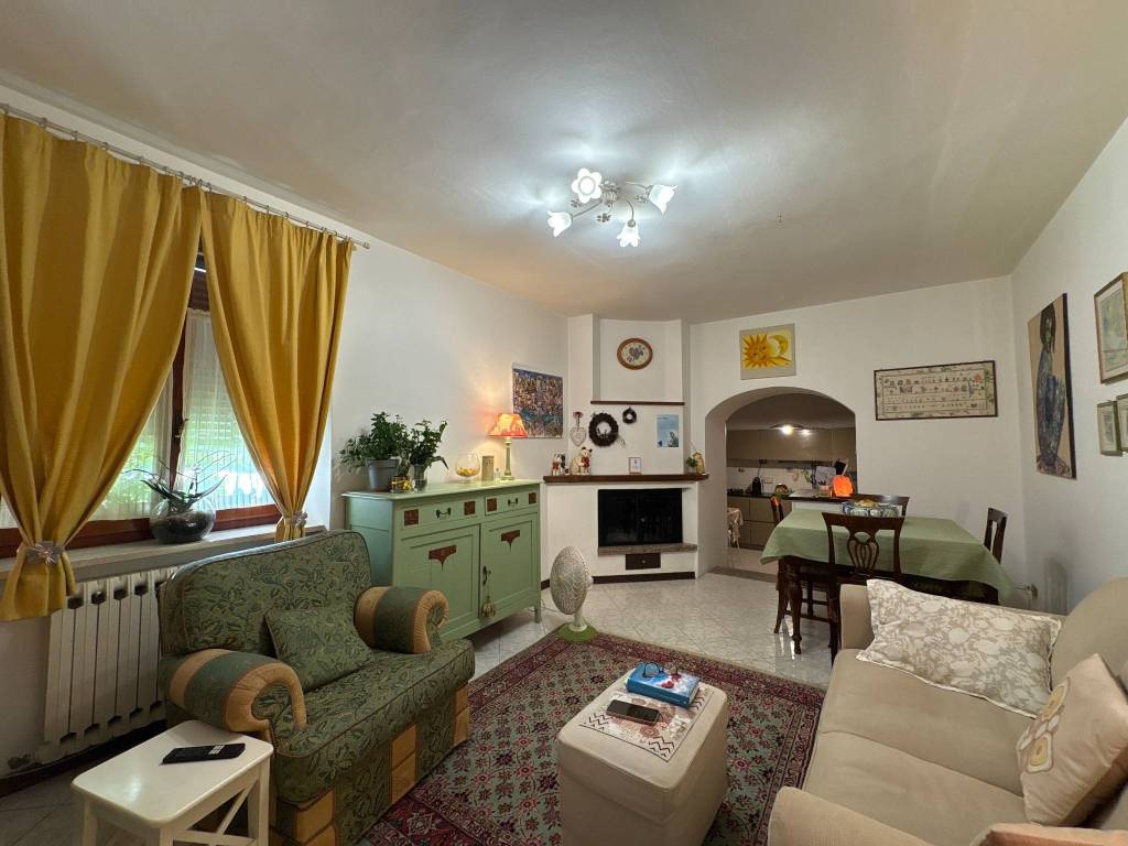 appartamento in vendita a Barga in zona Mologno
