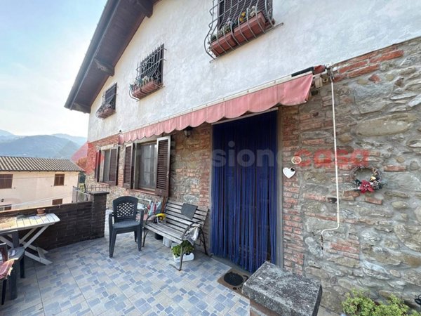casa indipendente in vendita a Barga in zona Mologno