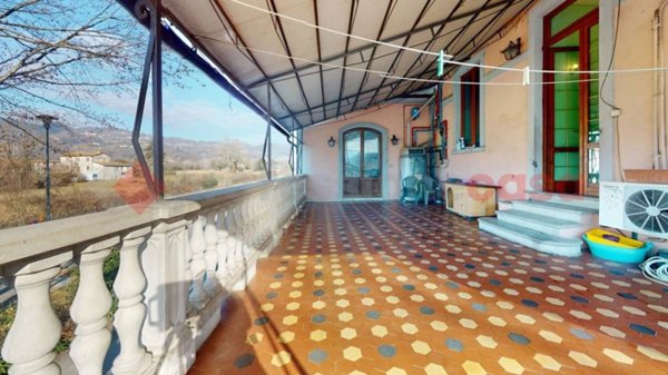 casa indipendente in vendita a Barga in zona Mologno