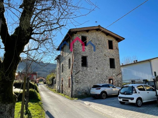 casa indipendente in vendita a Borgo a Mozzano in zona Valdottavo