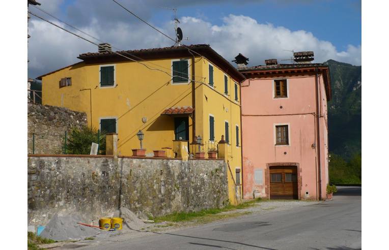 casa indipendente in vendita a Borgo a Mozzano in zona Dezza