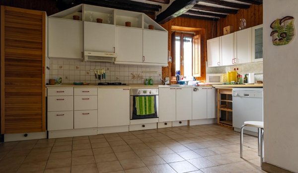 intera palazzina in vendita a Borgo a Mozzano in zona Gioviano