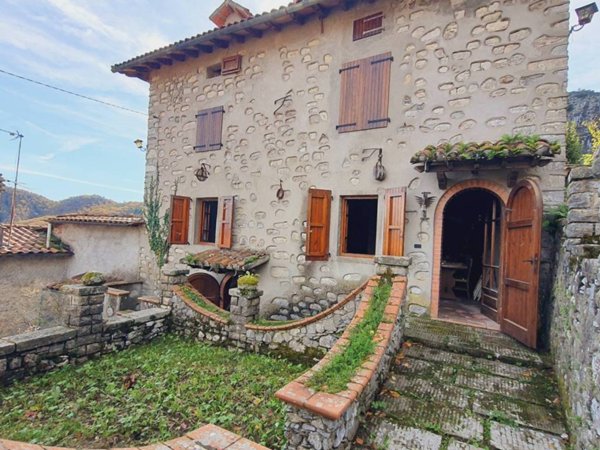 casa indipendente in vendita a Borgo a Mozzano in zona Motrone