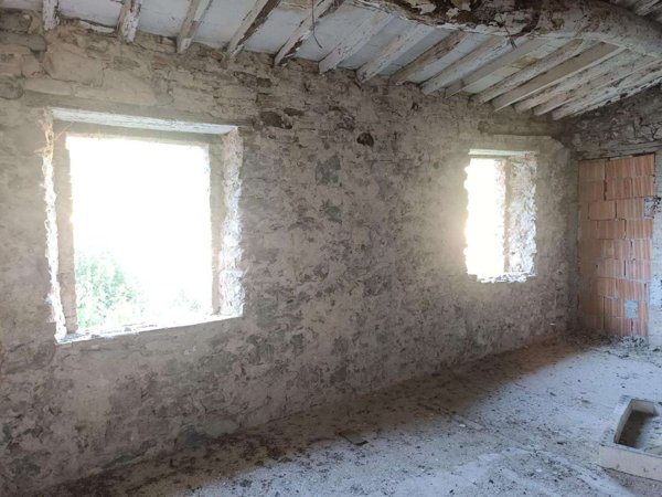 intera palazzina in vendita a Borgo a Mozzano in zona Valdottavo