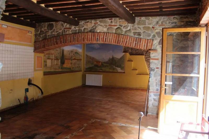 negozio in vendita a Borgo a Mozzano in zona Dezza